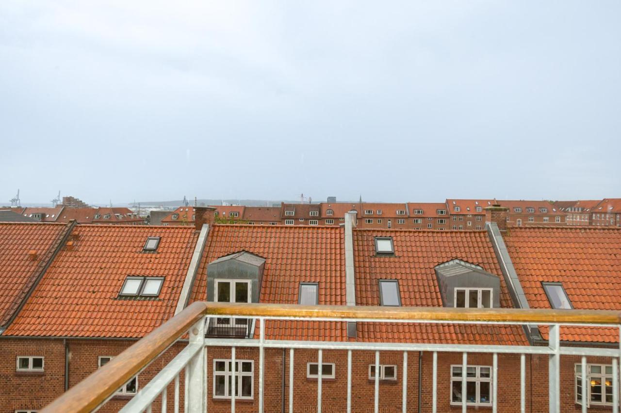 Come Stay In Penthouse With Room For 2-People Århus Екстериор снимка